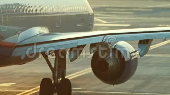 一架巨大的飞机站在跑道上准备飞行一股来自涡轮机的暖流与空气有关视频的预览图