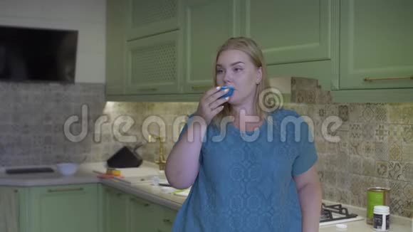 厨房里的胖女孩视频的预览图