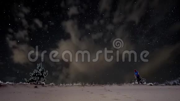 在星空背景上骑自行车的人视频的预览图