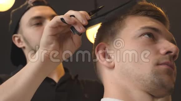 沙龙中男青年梳头专业男性发型师简介帅哥把头发打扮成视频的预览图