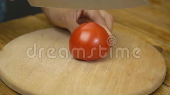 女人用刀切番茄视频的预览图