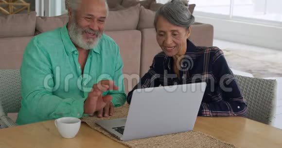 一对成熟的夫妇在家享受时光视频的预览图