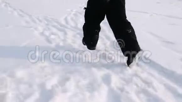 特写男孩子雪边奔跑视频的预览图