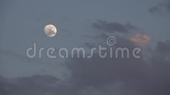 乌云中的满月在天空中升起黄昏的光景黄昏的背景视频的预览图