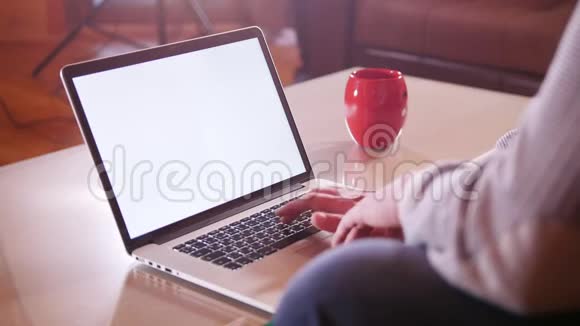 坐在笔记本电脑旁敲键盘的人视频的预览图