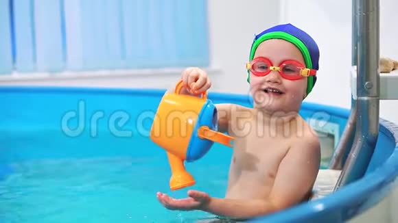 一个小男孩在游泳池里玩水缸视频的预览图