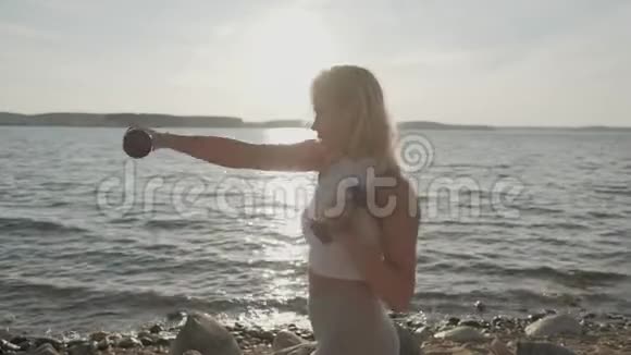 健身女性正在打卡和训练夏天在海滩上工作的金发女孩运动女孩拳打脚踢视频的预览图
