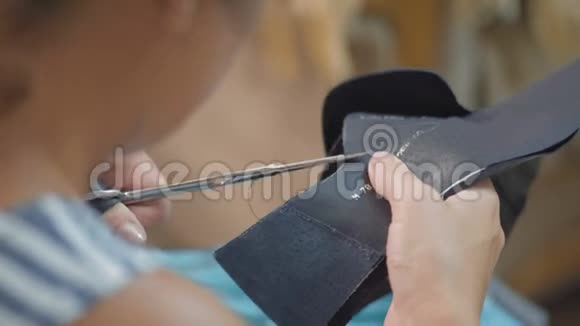鞋用女式剪刀布视频的预览图