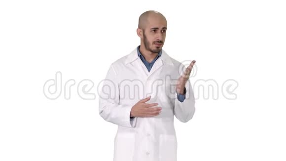 中年医生穿着医疗制服用手掌指着白色相机视频的预览图
