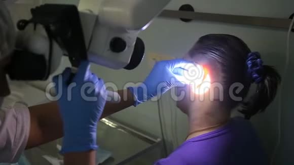 特写镜头医生对病人耳朵进行体检4K视频的预览图