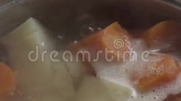 土豆炖锅里的胡萝卜视频的预览图