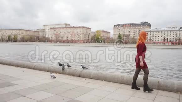 红发少女在鸽子间漫步长廊视频的预览图