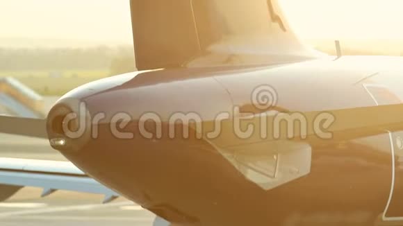 一架巨大的飞机站在跑道上准备好了飞行的桨视频的预览图