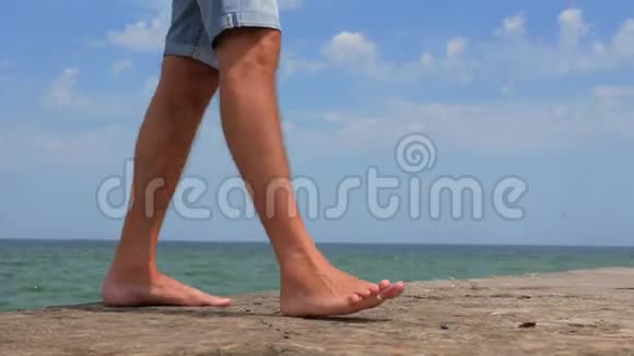 男腿在海边的码头上游客在度假视频的预览图