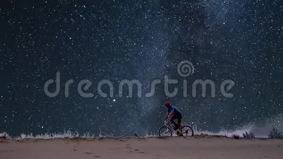 在星空背景上骑自行车的人视频的预览图