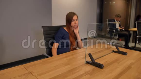 漂亮的女士坐在桌子旁的数据分析师在一台未来主义的电脑上工作视频的预览图