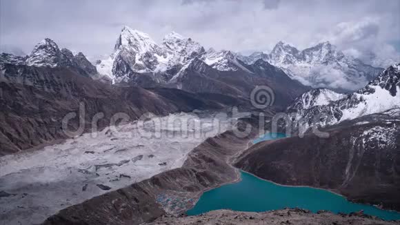 喜玛拉雅山脉的冰川和东京湖从东京里峰俯瞰5483米视频的预览图
