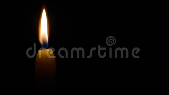 黑色背景上的特写蜡烛火焰视频的预览图