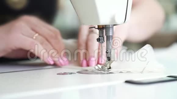 已婚妇女手工缝制缝纫机上的织物视频的预览图