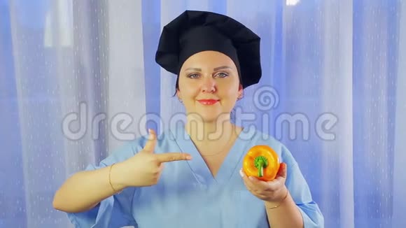 一个女厨师微笑着手里拿着一根黄椒指着它视频的预览图