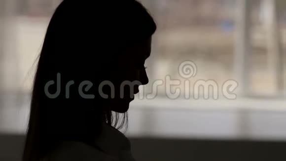艺术家的剪影她的女孩靠窗户在画布上画画视频的预览图