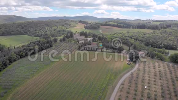 4美丽的空中飞行超过大的漫长的葡萄园种植园在托斯卡纳视频的预览图