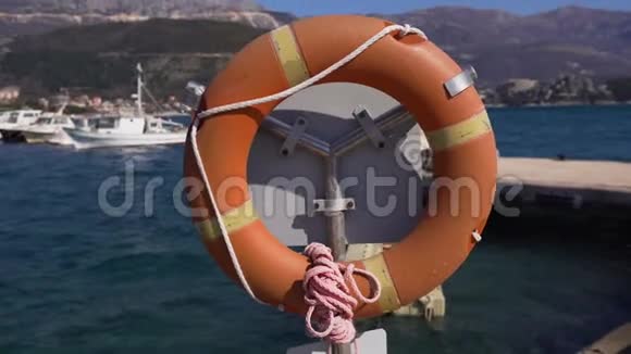 前景中的救生圈黑山游艇俱乐部视频的预览图
