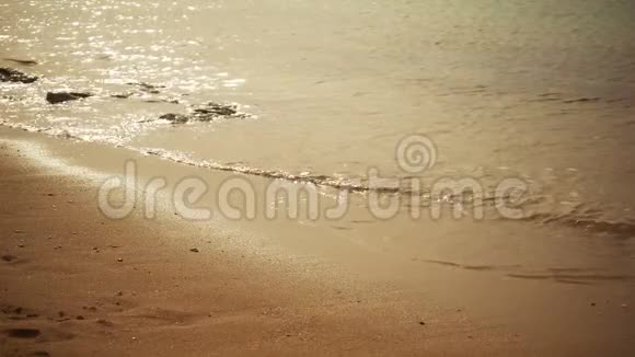 两条孩子的腿在沙滩上跑慢动作视频的预览图
