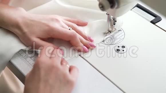 在缝纫机上用手缝制织物视频的预览图