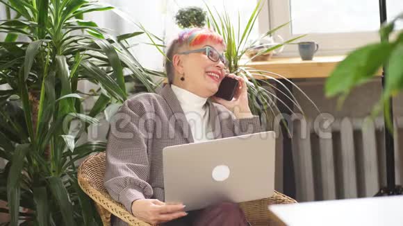 现代高级女商人用手机说话视频的预览图