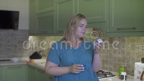 厨房里的胖女孩视频的预览图