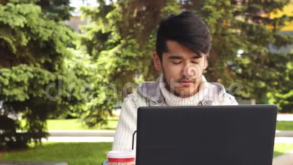 快乐成功的亚洲自由职业者工作笔记本电脑视频的预览图