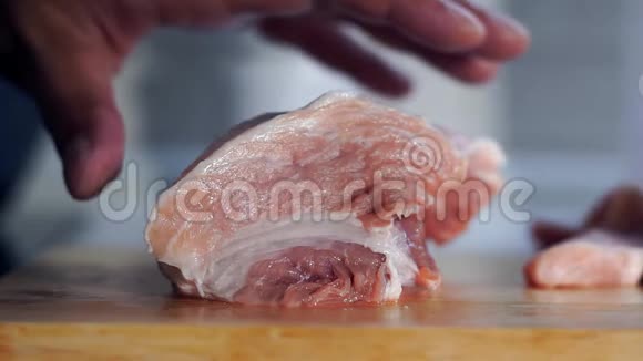 用刀子切肉视频的预览图