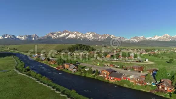 在爱达荷州的一个高山小村庄之外的山脉视频的预览图