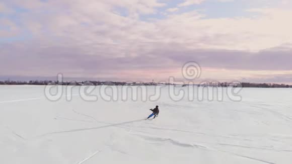 4K空中冬季极限运动滑雪比赛与不同颜色的滑雪场滑雪场和滑雪板比赛视频的预览图