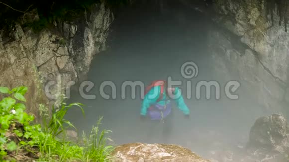 从雾蒙蒙的山洞里走出来库存录像任何有经验的旅行者都应该参观这个鲜为人知的洞穴这个洞穴视频的预览图