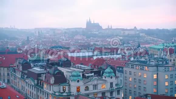 日出时布拉格老城的景色视频的预览图