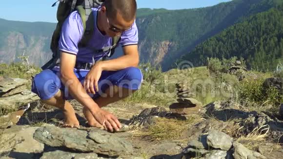 游客用石头做成金字塔视频的预览图