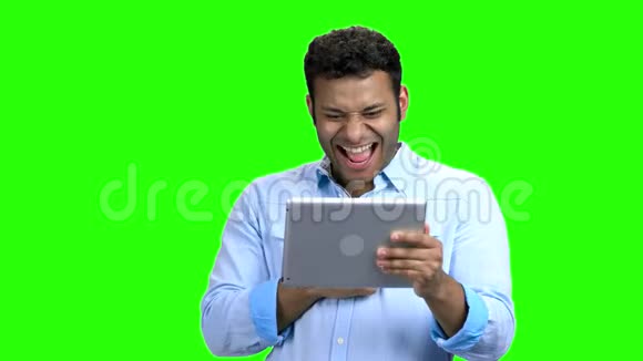 绿色屏幕上有数字平板电脑的快乐男人视频的预览图