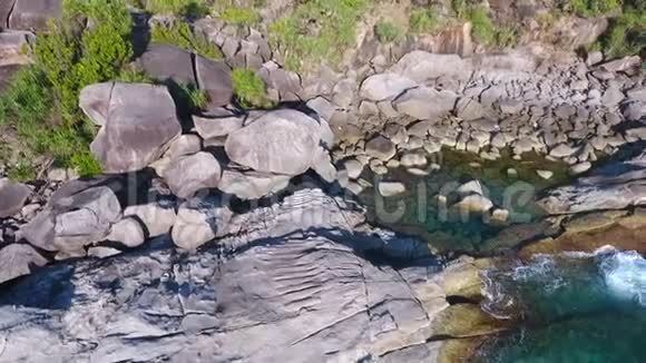 日落观景悬崖与大石头在西米兰岛高清空中慢速运动泰国安达曼海视频的预览图