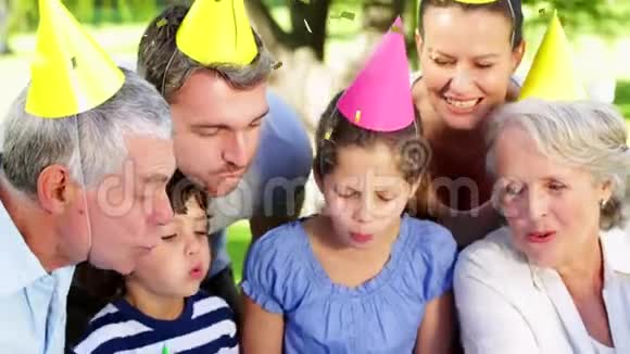 三代家庭在户外庆祝生日视频的预览图