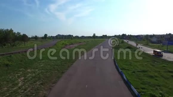 摩托车手在乡间小路的赛道上骑着Drunviewmoto比赛视频的预览图