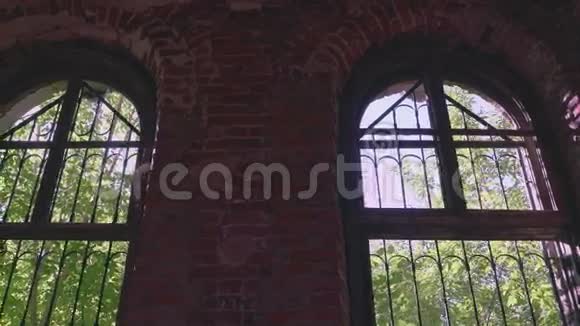 通过破旧的窗户向室外森林提供室内景观视频的预览图