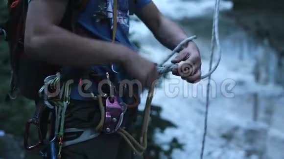 男登山者解开绳子脱下他的装备视频的预览图