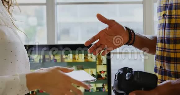 平面设计师在现代化办公室握手4k视频的预览图