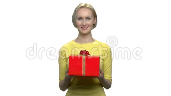 女人在白色背景上送礼物视频的预览图