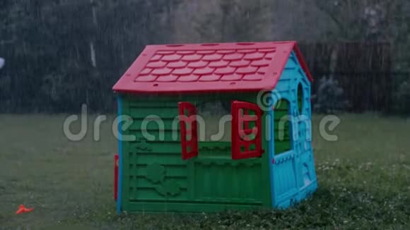 在森林附近的倾盆大雨中留下的塑料剧场视频的预览图