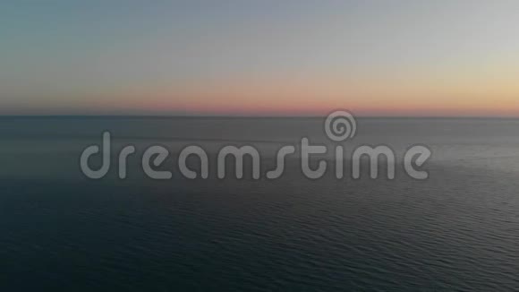 照相机在日落时飞过大海美丽的鸟s眼看大海日落日落时的地平线照相机视频的预览图
