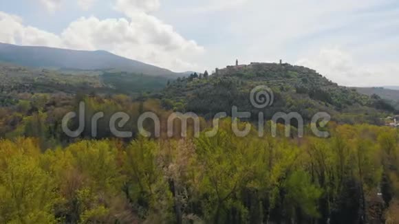 鸟瞰森林在山上在山上看到的城市意大利托斯卡纳视频的预览图