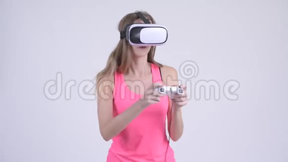 金发女人玩游戏使用虚拟现实耳机视频的预览图